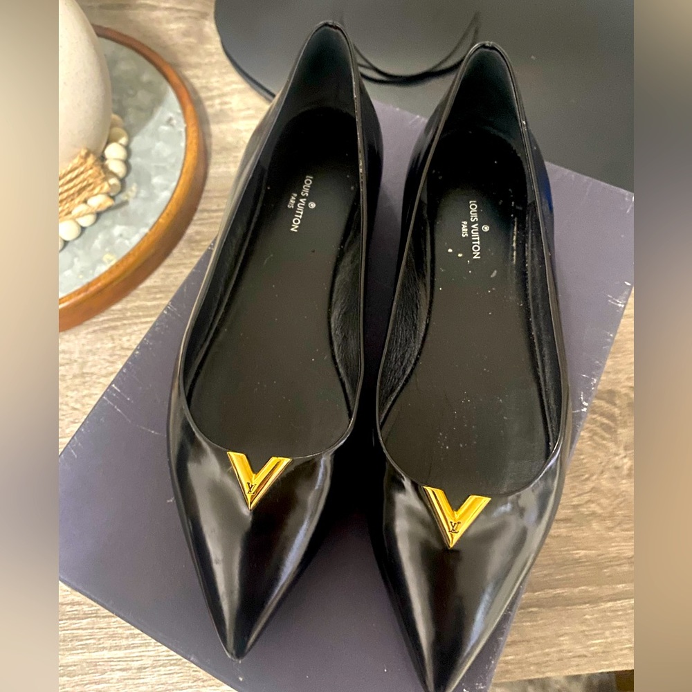 Timeless leather Louis Vuitton flats